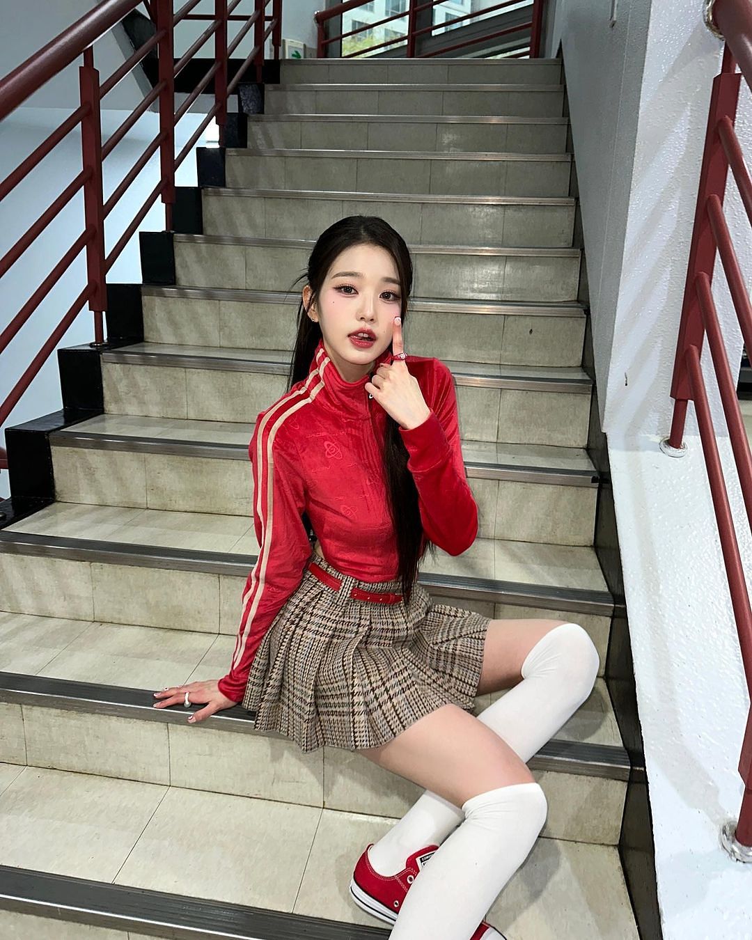 2024春夏穿搭趨勢盤點！Y2K百褶短裙、極簡風格、實用大包 帶你掌握本季7大重點