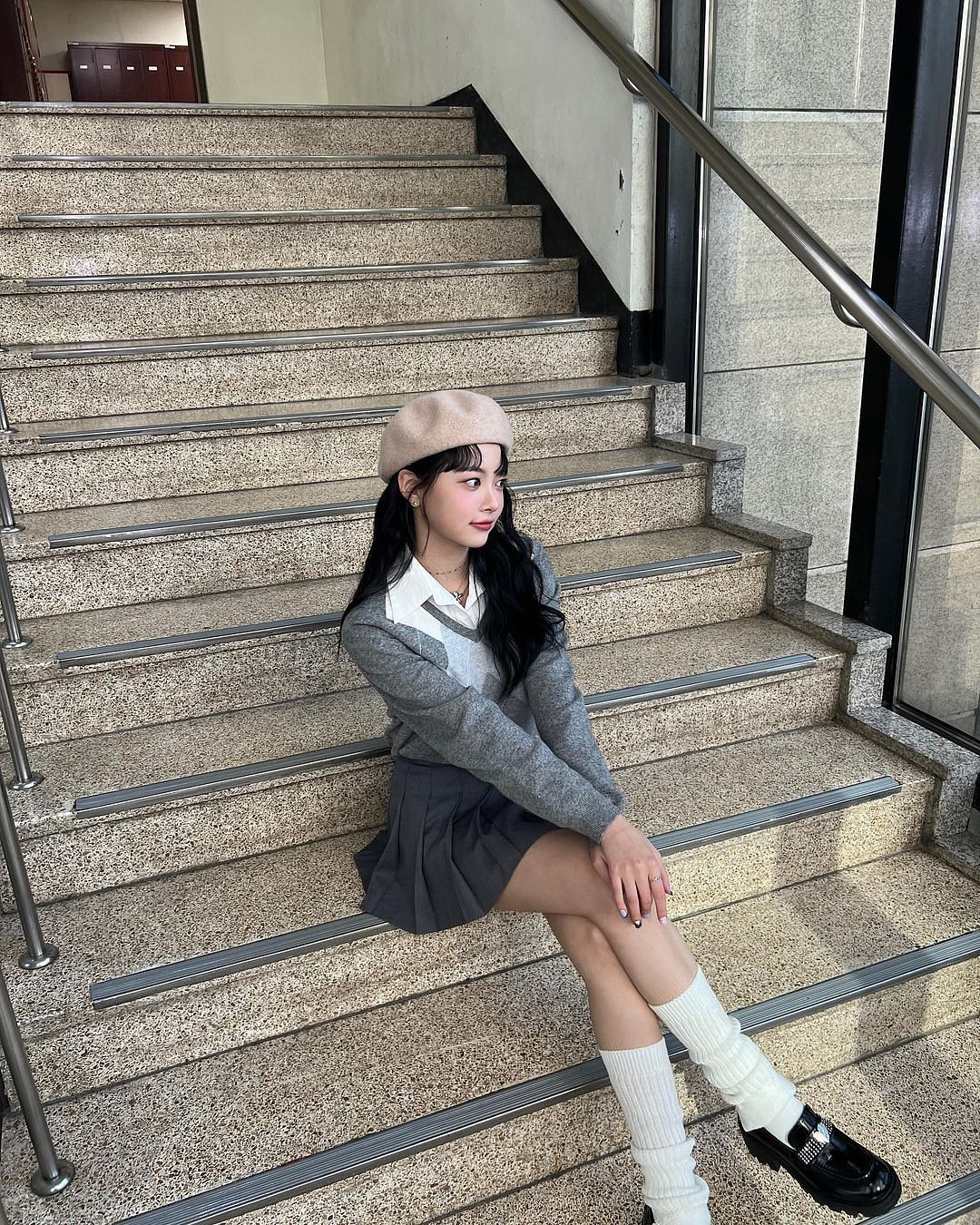 2024春夏穿搭趨勢盤點！Y2K百褶短裙、極簡風格、實用大包 帶你掌握本季7大重點