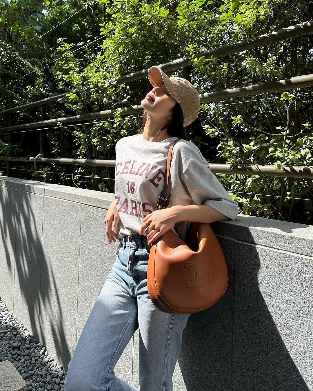 2024春夏穿搭趨勢盤點！Y2K百褶短裙、極簡風格、實用大包 帶你掌握本季7大重點