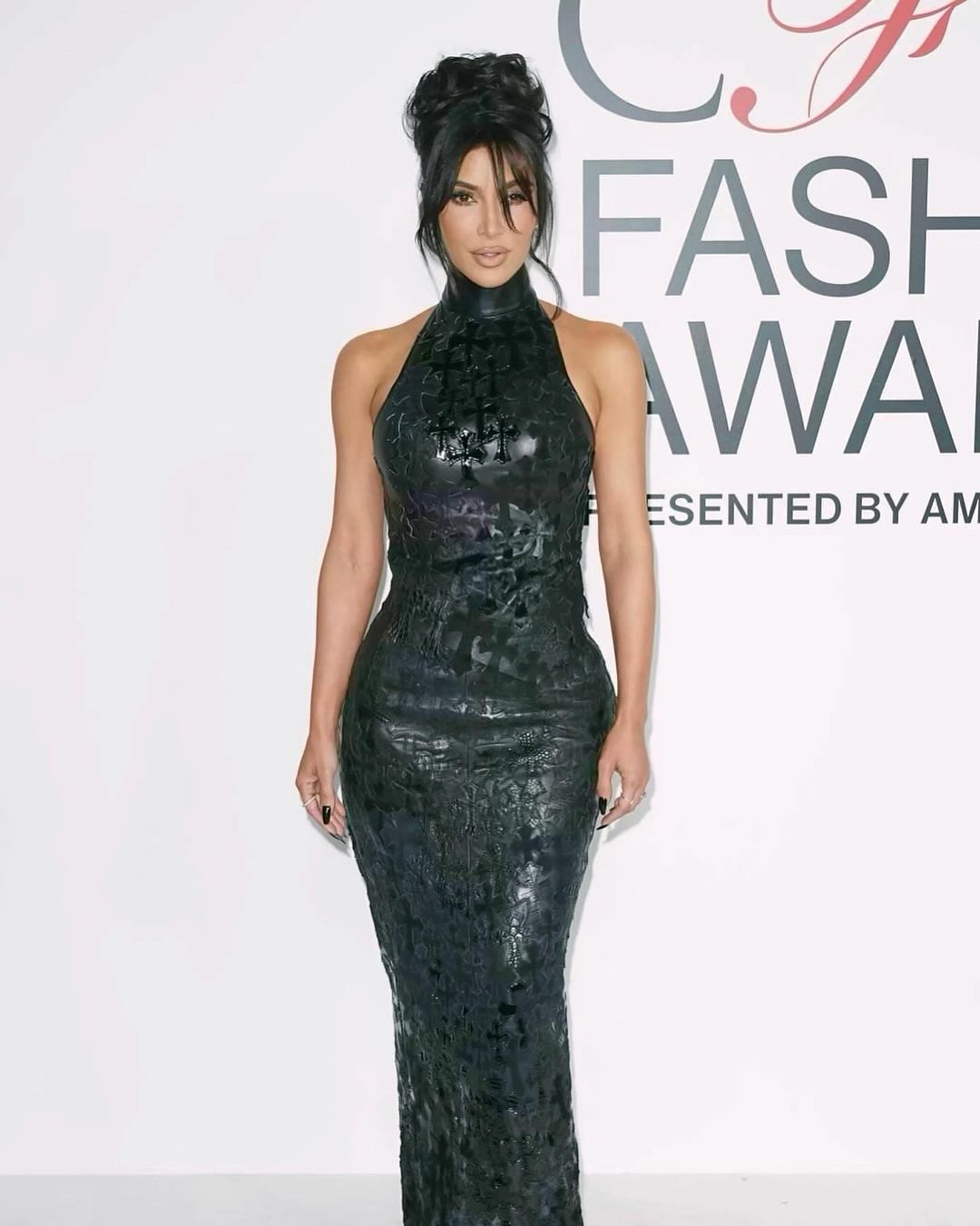 2023「時尚奧斯卡」CFDA美國時尚大獎 安海瑟薇擔任主持人連換兩套禮服亮相太吸睛！