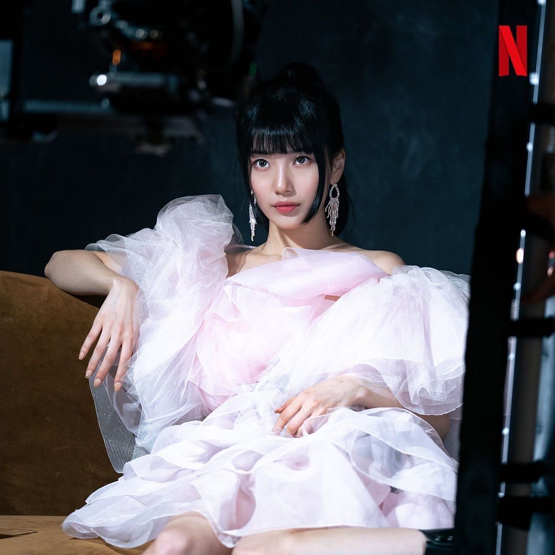 必追爆紅韓劇《我的女神室友斗娜》偶像「秀智」百變穿搭造型盤點，劇組大手筆打造兩支MV看點滿滿不能錯過
