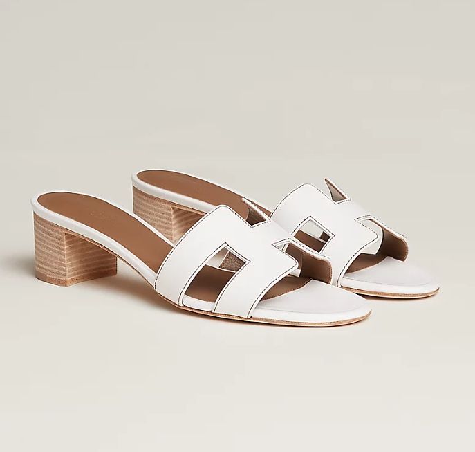 2024夏季必備5種平底涼鞋款式推薦：Hermès、Chanel等精品涼鞋，讓你輕鬆打造鬆弛時髦感！