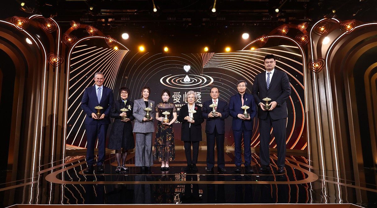 2025愛心獎邁入第二十個年頭。二十年光陰，愛心獎始終以善為名，記錄着人性的光輝。今年評選出的8位得獎者，來自不同文化與地域，他們以堅定的信念與温柔的行動，在各自的崗位上默默發光。