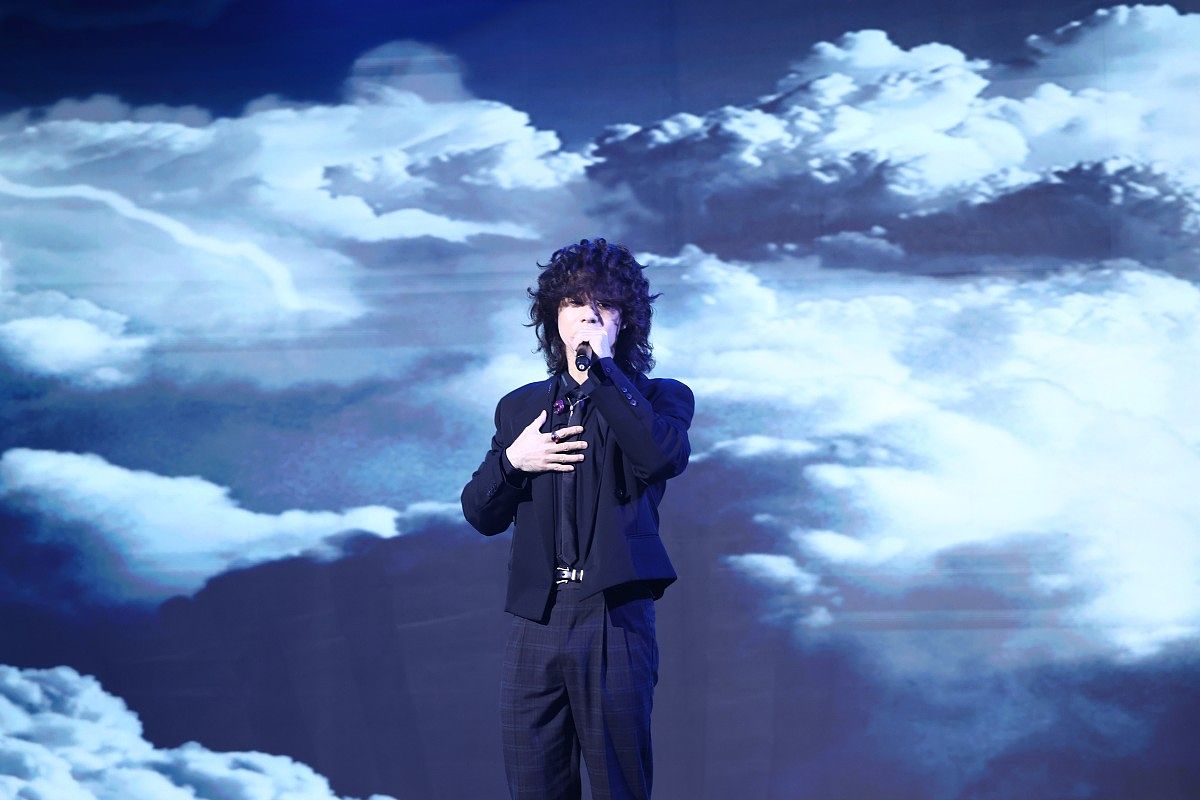 本屆愛心獎頒獎典禮現場，燈火輝煌，氣氛熱烈。