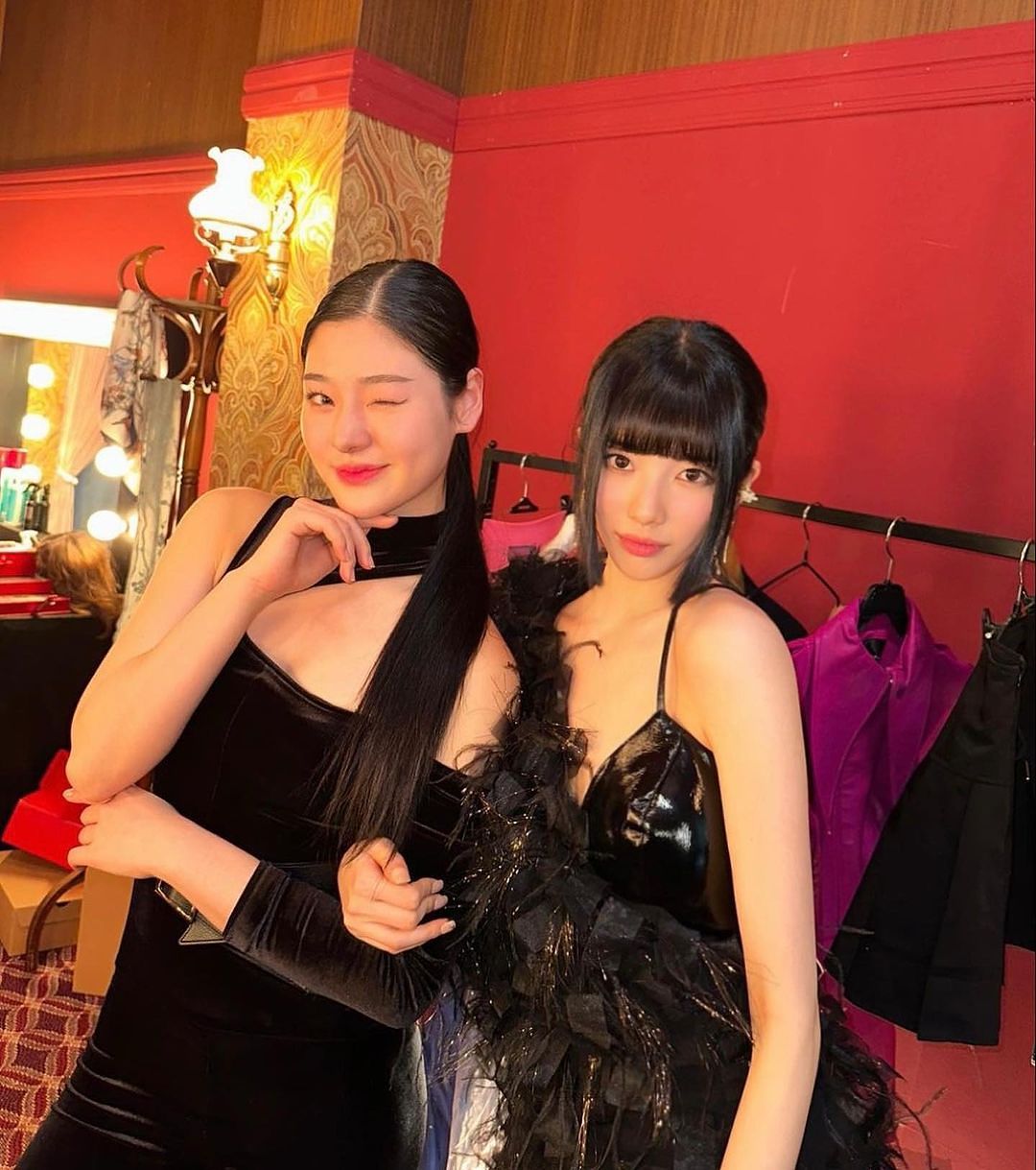 必追爆紅韓劇《我的女神室友斗娜》偶像「秀智」百變穿搭造型盤點，劇組大手筆打造兩支MV看點滿滿不能錯過