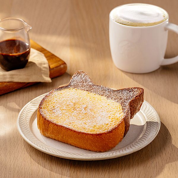 春季不可或缺的咖啡時光，特別推薦造型療癒可愛的「貓咪法式吐司」，嚴選歐洲巧克力與優質麵粉製成雙口味吐司，口感香甜細緻、甜而不膩。