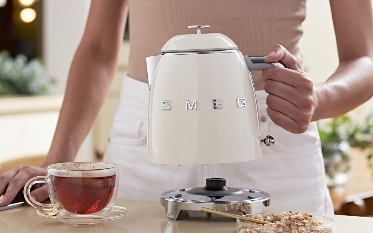芭比電影御用的夢幻家電品牌!Smeg 超可愛迷你電熱水壺,粉嫩馬卡龍7色極美!