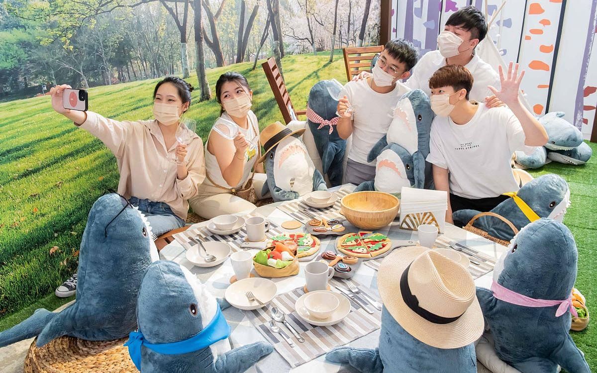 描述: D:\廣編\網文\已完稿\102.IKEA鯊鯊\高雄野餐\750圖九:跟鯊鯊來場野餐,享受愜意的午後時光吧!可以在躺椅放鬆或慵懶的在草皮上與鯊鯊一起耍廢,在IKEA高雄店每個角度都能拍出網美神照!-003.jpg