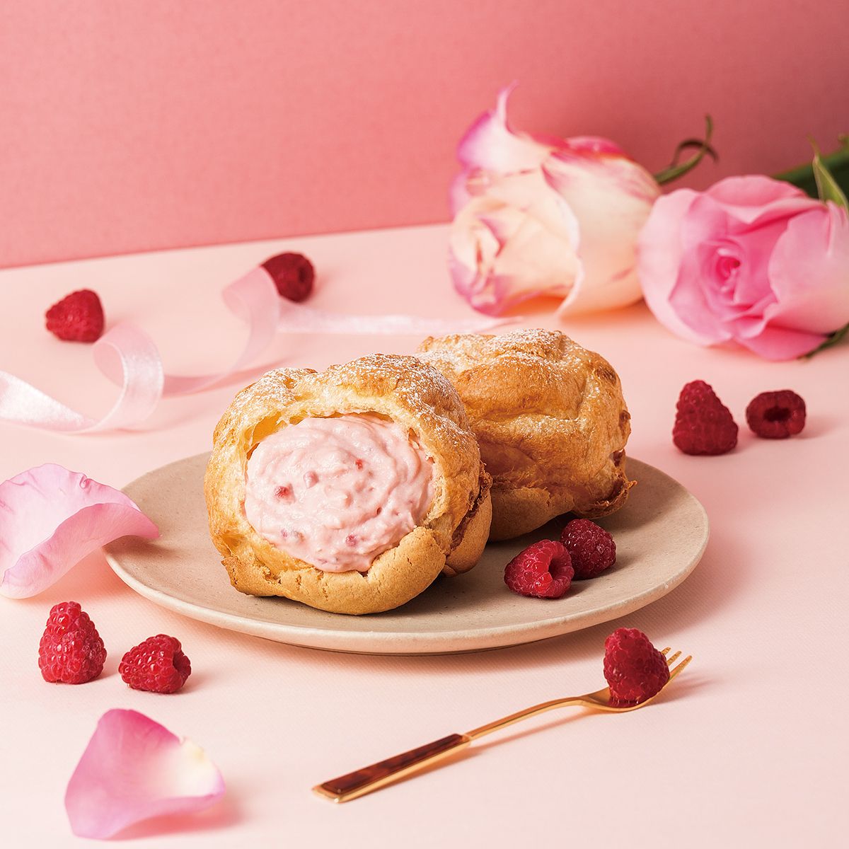 beard papa's 5月限定口味「玫瑰覆盆子泡芙」售價80元起/顆，限定門市販售。